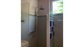 Een douche, een haardroger, handdoeken, toiletpapier