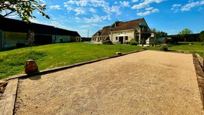 A large house with a spacious lawn and a gravel driveway. - Villa Cocorico (45) 30 pers-piscine-1h30 Paris (Chantecoq)