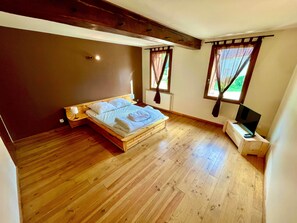 5 bedrooms, iron/ironing board, WiFi, bed sheets