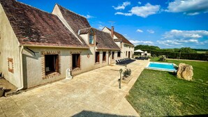 A two-story house with a tiled roof, a swimming pool, and a well-maintained lawn. - Villa Cocorico (45) 30 pers-piscine-1h30 Paris (Chantecoq)