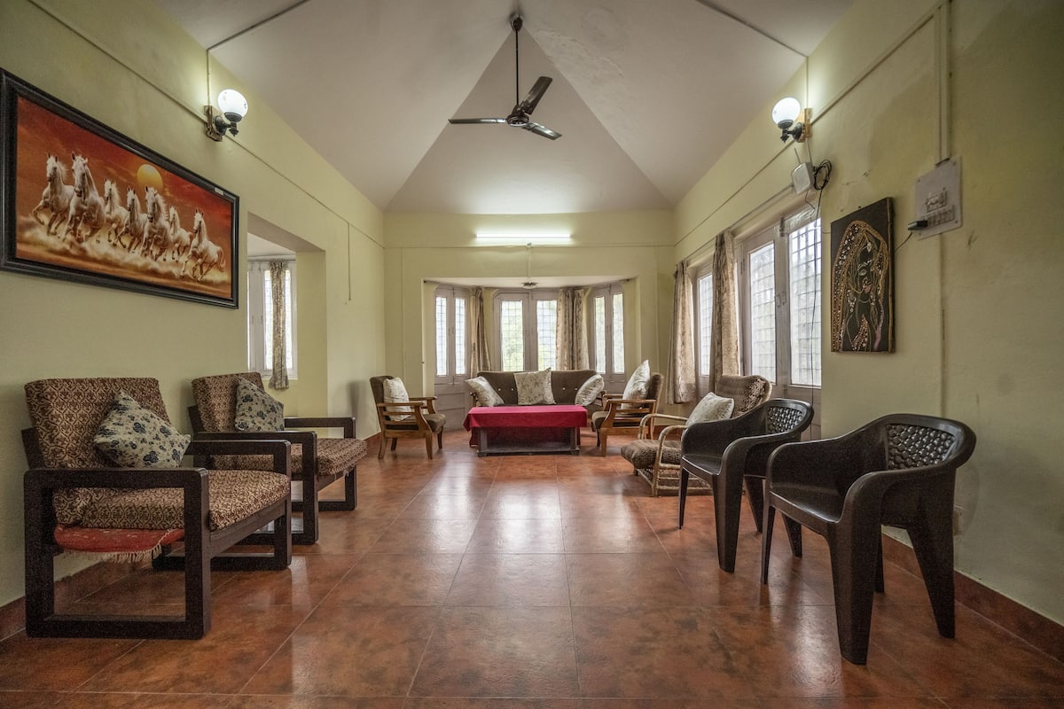 Villa familiar | Área de sala de estar | Televisión de pantalla plana de 32 pulgadas con canales vía satélite