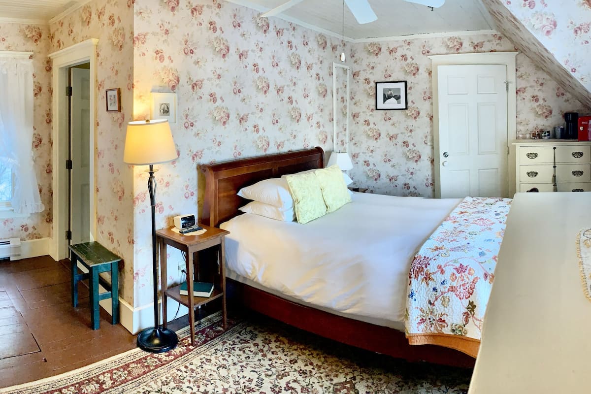 Signature Single Room, 1 Queen Bed, Harbor View, Sea Facing | Individually decorated, individually furnished, free WiFi, bed sheets