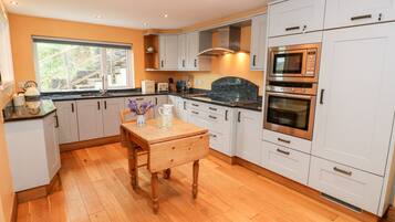 Cottage | Private kitchen | Fridge, dishwasher, electric kettle, toaster