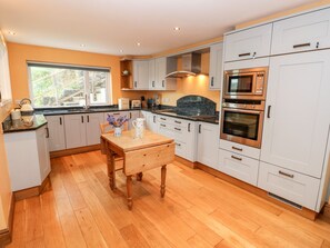 Cottage | Private kitchen | Fridge, dishwasher, electric kettle, toaster - Glan y Mor (Haverfordwest)