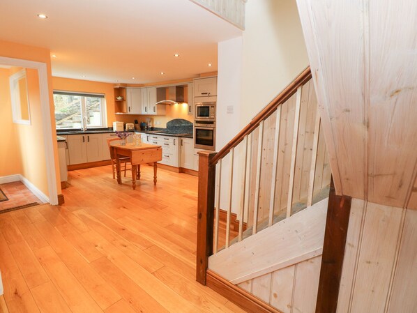 Cottage | Private kitchen | Fridge, dishwasher, electric kettle, toaster - Glan y Mor (Haverfordwest)