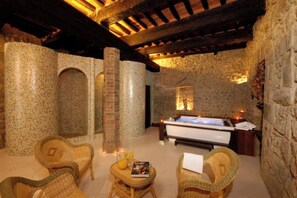 12 Schlafzimmer, Schreibtisch, Bügeleisen/Bügelbrett, Reisekinderbett