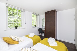 2 habitaciones, escritorio y tabla de planchar con plancha 