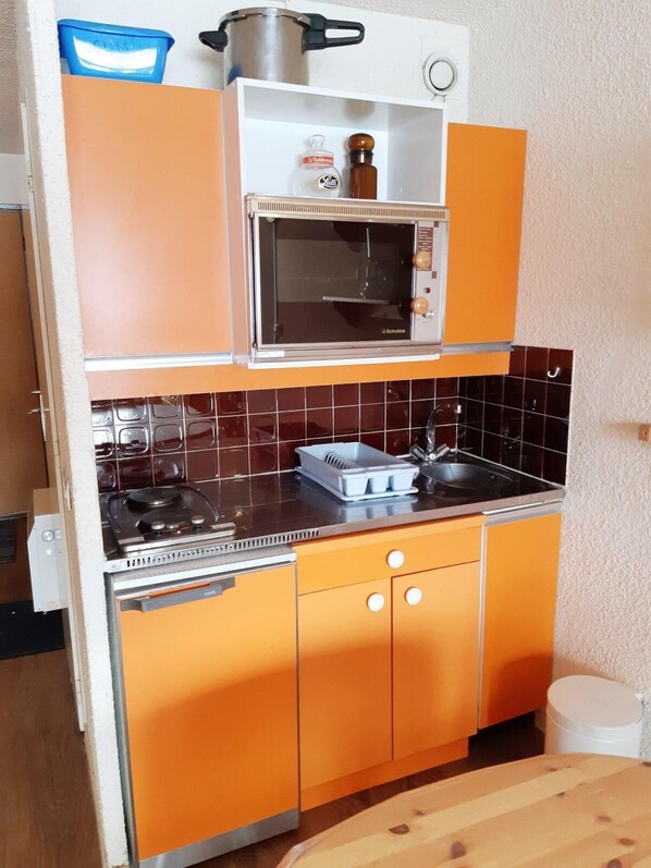 Fridge, microwave, oven, coffee/tea maker