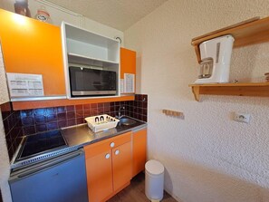 Cafetera y tetera, refrigerador, microondas y horno 