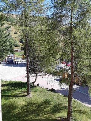 Property grounds - 50m from ski slopes, 2nd floor, view ski slopes, balcony, tv, 30m², Les 2 Alpes (Les Deux Alpes)