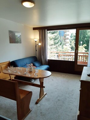 Living area - 50m from ski slopes, 2nd floor, view ski slopes, balcony, tv, 30m², Les 2 Alpes (Les Deux Alpes)