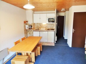 Wasserkocher mit Kaffee-/Teezubehör, Kühlschrank, Mikrowelle, Ofen