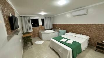 Quarto duplo standard | Cofres nos quartos, cortinas blackout, ferros/tábuas de passar roupa