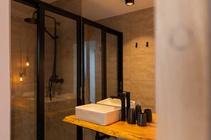 Dusche, Haartrockner, Handtücher, Seife