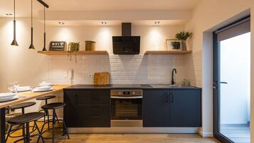 Réfrigérateur, micro-ondes, four, plaque de cuisson