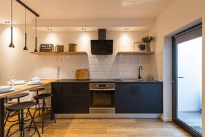 Réfrigérateur, micro-ondes, four, plaque de cuisson