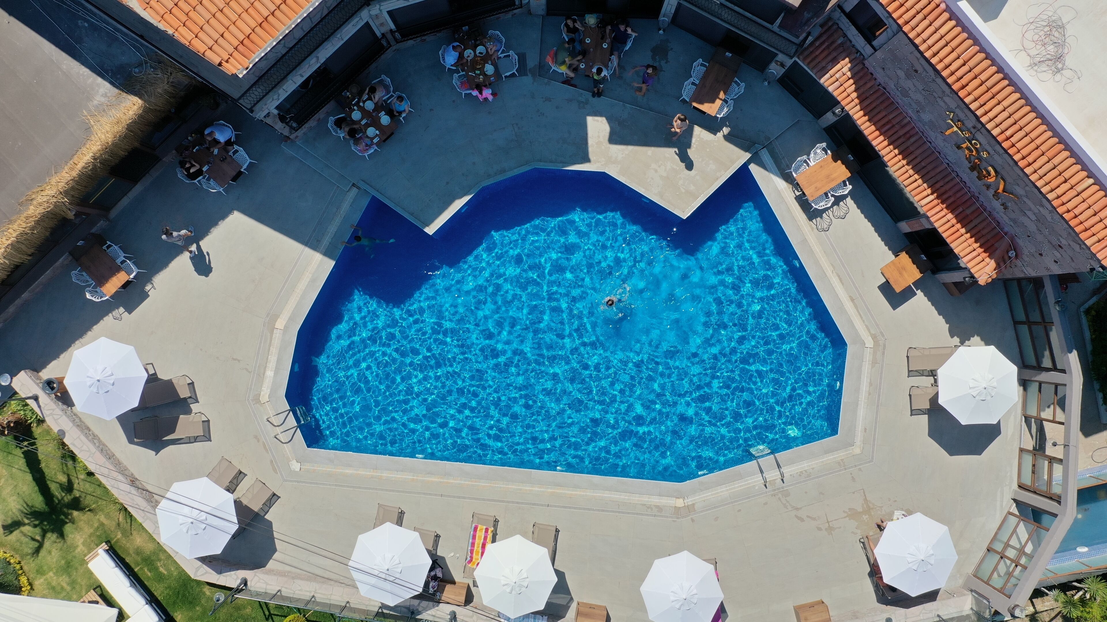 Una piscina al aire libre de temporada