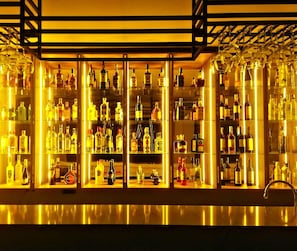 2 bares o lounges 