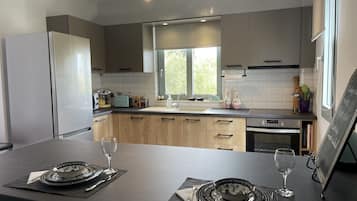 House | Private kitchen | Fridge, microwave, oven, stovetop