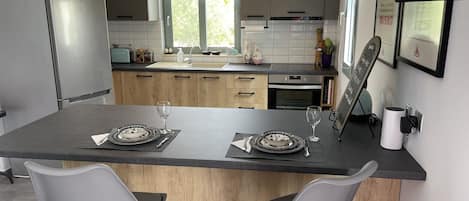 Talo | Yksityinen keittiö | Jääkaappi, mikroaaltouuni, uuni, liesi