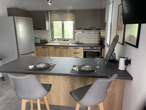 Maison | Cuisine privée | Réfrigérateur, micro-ondes, four, plaque de cuisson