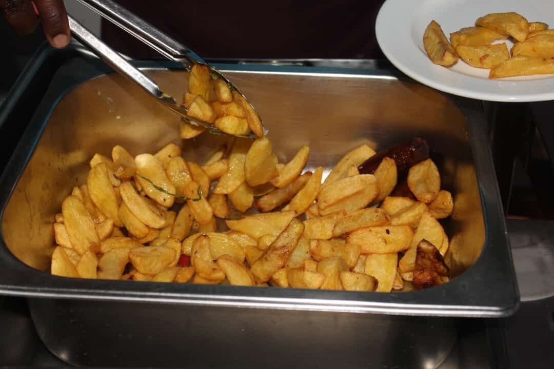 En buffet med en bakke sprødstegte kartoffelbåde.