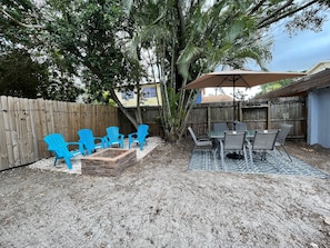 backyard lounge area - Cozy 3 bed/ 2 bath near the beach (Clearwater)