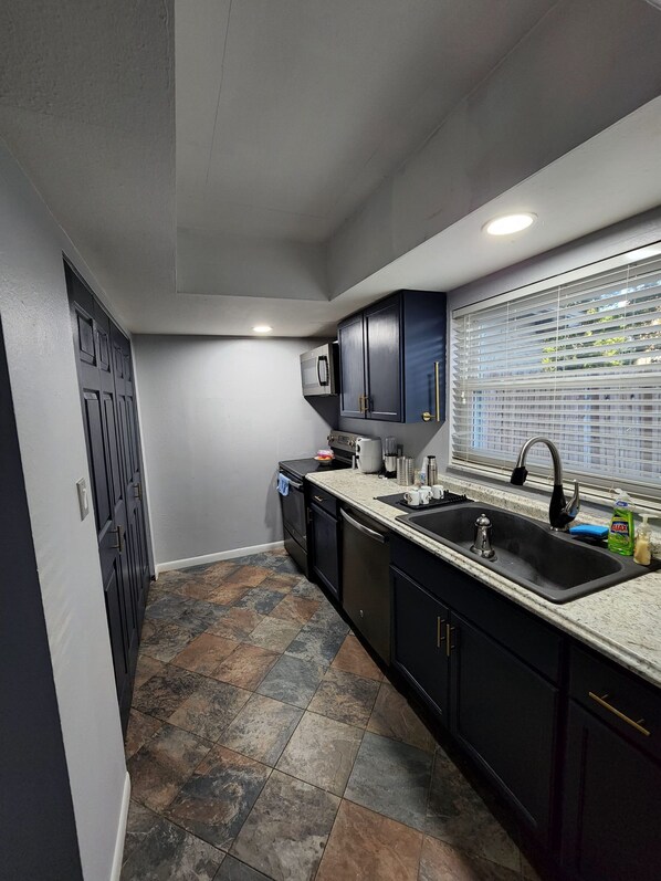 Private kitchen - Cozy 3 bed/ 2 bath near the beach (Clearwater)