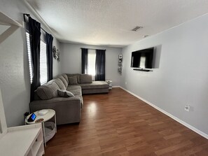 Livingroom - Cozy 3 bed/ 2 bath near the beach (Clearwater)