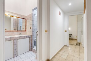 Combined shower/bathtub, hair dryer, bidet, towels