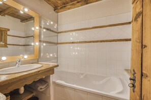 Ensemble douche/baignoire, sĂšche-cheveux, serviettes fournies, savon