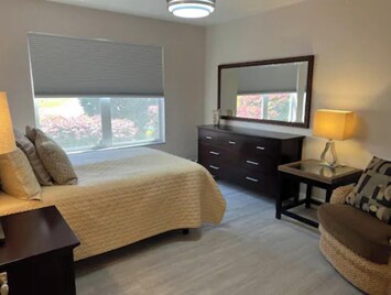 Guest Bedroom w/Queen