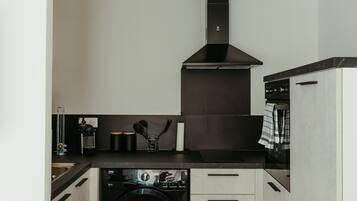 Een koelkast, een microgolfoven, een oven, een kookplaat