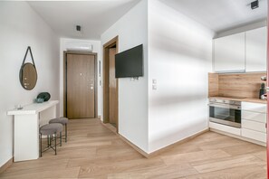Fridge, oven, stovetop, coffee/tea maker - Standard Double Room C4 by Elia Kolonaki Luxury Apartments (Athina)
