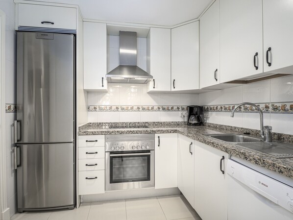 Een koelkast, een magnetron, een oven, een vaatwasser