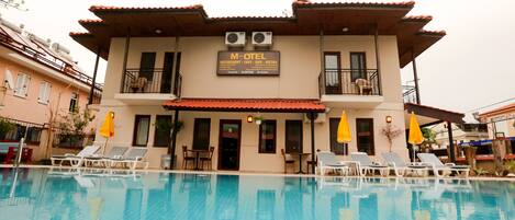 Vista frontal de la propiedad