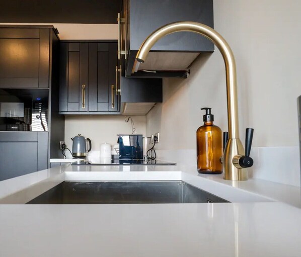 Refrigerador, microondas, horno, placa de cocina