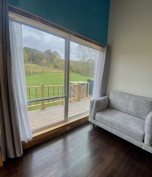 Smart-TV, Kamin, Bücher