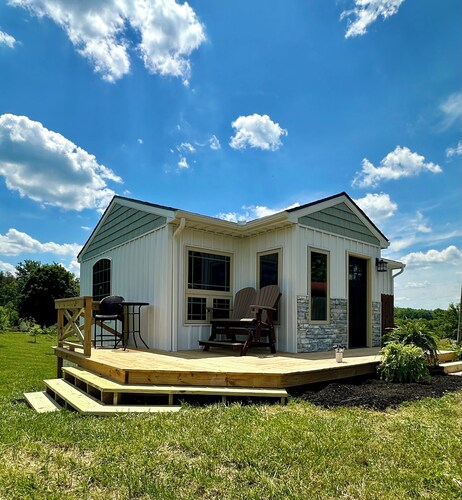 StarGazer 2.0 FARM cottage, just 20 mins to hocking hills. w/fast internet