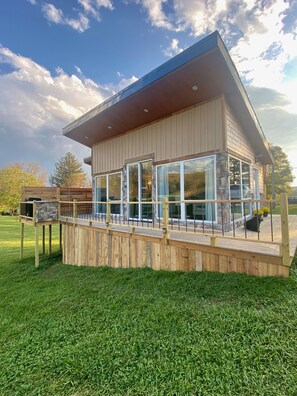 Terrace/patio - The StarGazer farm Stay 20 mins from hocking hill w/ fast internet (McArthur)