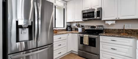 Réfrigérateur, micro-ondes, four, plaque de cuisson