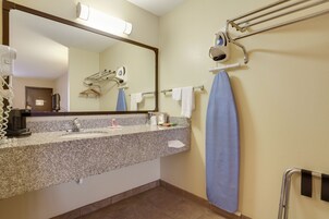 独立的浴缸和淋浴、旋水按摩花洒、免费洗浴用品、吹风机