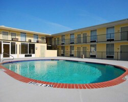 季节性开放的室外游泳池