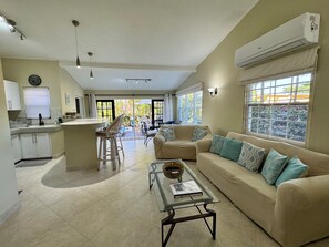 Smart TV, books - 10 min walk to calm water beach! Private plunge pool on deck, Sunset Crest. (Holetown)