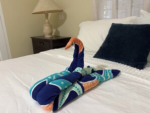 2 bedrooms, in-room safe, iron/ironing board, free WiFi - 10 min walk to calm water beach! Private plunge pool on deck, Sunset Crest. (Holetown)