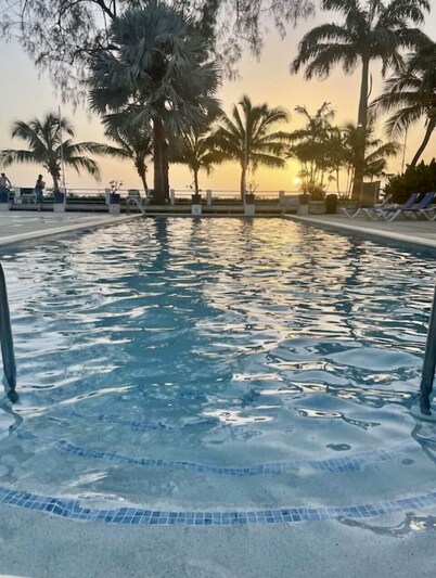 10 min walk to calm water beach! Private plunge pool on deck, Sunset Crest.