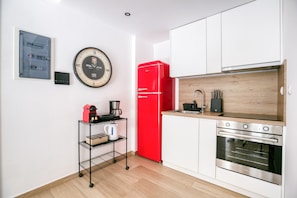 Fridge, oven, stovetop, coffee/tea maker