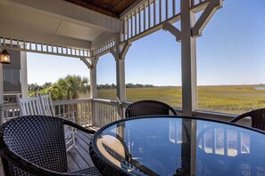 Outdoor dining - Charleston-style Row House Featured on Hgtv w/ Wifi & Creek Views (Fripp Island)