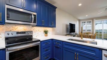 House, Multiple Beds, Balcony (15 Quarterdeck Lane) | Private kitchen