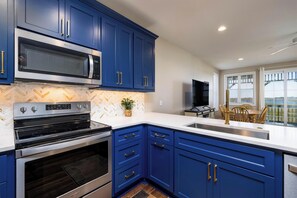 House, Multiple Beds, Balcony (15 Quarterdeck Lane) | Private kitchen